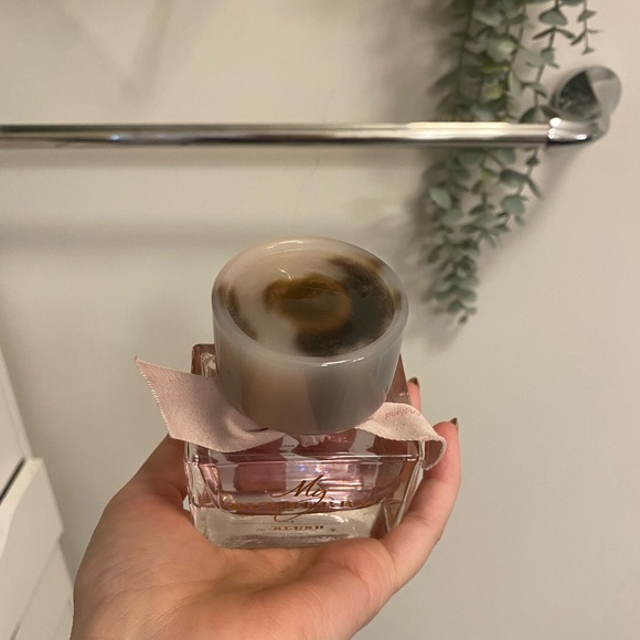 pomegranate fused & vibrant lemon. Delicate rose petal,crisp apple, jasmine. - Picture 4 of 6